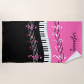 スタイリッシュなショッキングピンクの白黒のピアノ鍵およびノート ビーチタオル (正面)