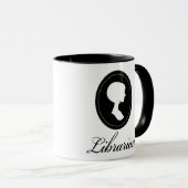 スタイリッシュなシルエットの司書のギフト マグカップ (正面右)