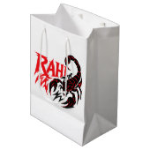 スタイリッシュなスコーピオンのデザインが施された白いショッピングバッグ ミディアムペーパーバッグ (正面アングル)