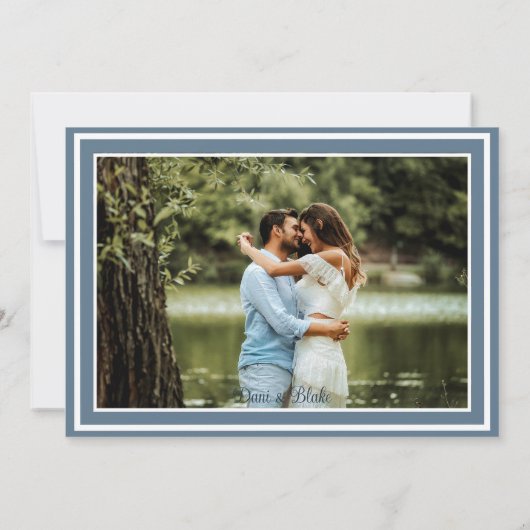 スタイリッシュなダスティーブルーとホワイトのモダンなフォトウェディング 招待状 (裏面)