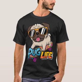 スタイリッシュなパグのスケートボードグラフィックがアウトドア好きにぴったり Tシャツ