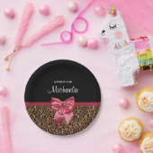 スタイリッシュなヒョウのプリントのエレガントで赤い弓および名前 ペーパープレート (パーティー)