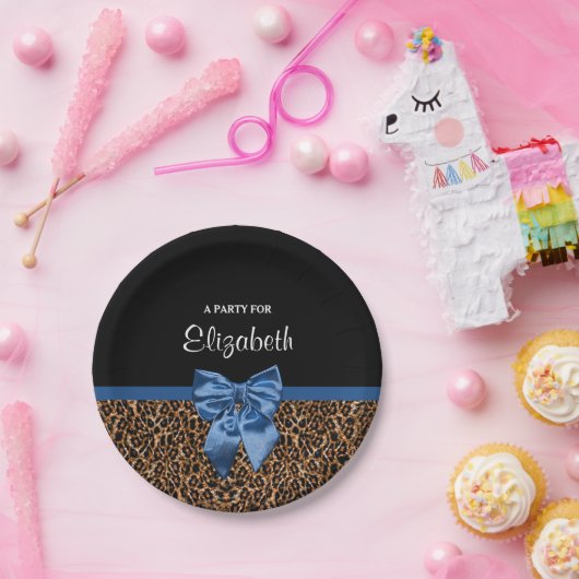 スタイリッシュなヒョウのプリントのエレガントで青い弓および名前 ペーパープレート (パーティー)