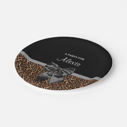 スタイリッシュなヒョウのプリントのエレガントで黒い弓パーティーの名前 ペーパープレート (アングル)