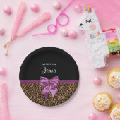 スタイリッシュなヒョウのプリントのエレガントな紫色の弓および名前 ペーパープレート (パーティー)