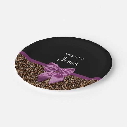 スタイリッシュなヒョウのプリントのエレガントな紫色の弓および名前 ペーパープレート (アングル)
