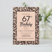 スタイリッシュなヒョウ柄のトレンディな67歳の誕生日 招待状 (スタンド正面)