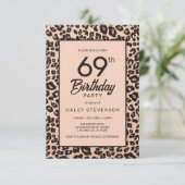 スタイリッシュなヒョウ柄 トレンディな69歳の誕生日 招待状 (スタンド正面)