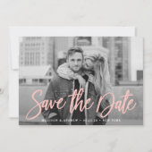 スタイリッシュなピンクの手書き風フォントの写真付き結婚式の延期案内 セーブザデート (正面)