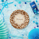 スタイリッシュなブラウンのキリンのプリントのモノグラムおよび名前 ペーパープレート (パーティー)