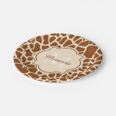 スタイリッシュなブラウンのキリンのプリントのモノグラムおよび名前 ペーパープレート (アングル)