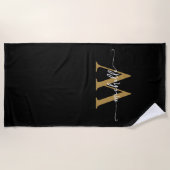 スタイリッシュなモダン ブラック ゴールド モノグラム ネーム スクリプト ビーチタオル (正面)