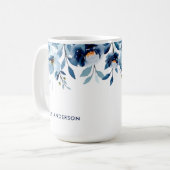 スタイリッシュなモノグラムの青い水彩花柄 コーヒーマグカップ (正面左)
