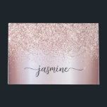 スタイリッシュなローズゴールドのグリッター付きモノグラム名前シグネチャー ドアマット<br><div class="desc">豪華で女らしい ブラッシュ ローズゴールド グリッター メタリック モノグラム 名前 スクリプト シグネチャー オーダーメイド パーソナライズ ドアマット。このデザインは、あなたの名前を美しい手書き風フォントのスワッシュテールシグネチャータイポグラフィー（またはカリグラフィー）で、ブラッシュピンクのローズゴールドの疑似メタリック箔に、豪華なスパークルグリッターの枠で表現しています。これらは簡単にカスタマイズできます。素敵でスタイリッシュな女性らしい新築祝いのギフトに最適で、誕生日、結婚式、周年記念、結婚前のお祝い、独身最後の旅などにもぴったりです。そして、ユニークでスタイリッシュなスパークルが好きな女の子に。</div>