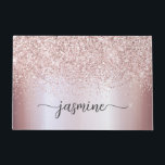 スタイリッシュなローズゴールドのグリッター モノグラム 名前 シグネチャー ドアマット<br><div class="desc">豪華で女の子らしい ブラッシュ ローズゴールド グリッター メタリック モノグラム 名前 スクリプト シグネチャー オーダーメイド パーソナライズ ドアマット。 このデザインは、ブラッシュ ピンクのローズゴールドの偽のメタリック フォイルに、かわいい手書きのスワッシュ テール フォント シグネチャー タイポグラフィー (またはカリグラフィー) でお名前を飾り、輝くグリッターの枠線を添えています。 これらは簡単にカスタマイズできます。 素敵でスタイリッシュなフェミニンな引越し祝いのギフトに最適で、誕生日、結婚式、結婚記念日、ブライズ シャワー、バチェロレッテ パーティーにもぴったり。 ユニークでスタイリッシュなグリッターが好きな女の子にぴったりです。</div>