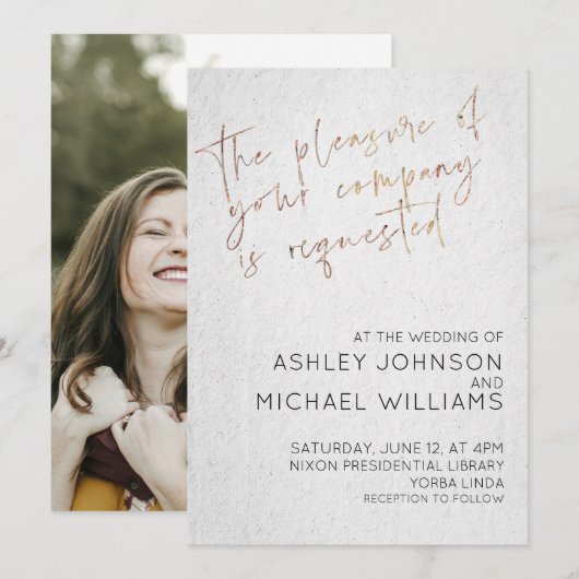 スタイリッシュなローズゴールドのスクリプト シンプル フォト タイポグラフィ 招待状 (正面/裏面)