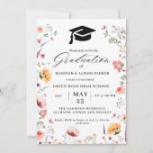 スタイリッシュなワイルドフラワーの牧場のような庭園でのツイン卒業式 招待状 (正面)