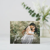 スタイリッシュな手書きフォントの結婚式写真 ポストカード (スタンド正面)