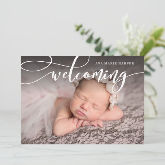 スタイリッシュな歓迎する原稿の写真の誕生の発表 案内状 (スタンド正面)