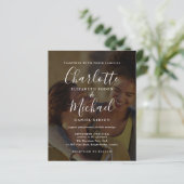 スタイリッシュな筆記体と2枚の写真が印象的な結婚式の招待状 (スタンド正面)