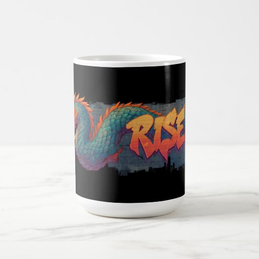 スタイリッシュな落書きドラゴンの壁画と太字の「RISE」 コーヒーマグカップ (中央)