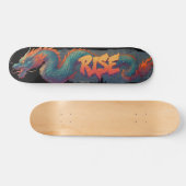 スタイリッシュな落書きドラゴンの壁画と太字の「RISE」 スケートボード (横)