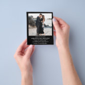 スタイリッシュな黒の写真QRコード モダンな結婚式の招待状 チラシ (手)