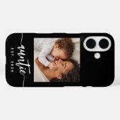 スタイリッシュな黒の「Auntie Established」筆記体フォト Case-Mate iPhoneケース (裏面 (横))