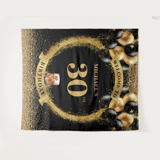 スタイリッシュな30歳の男の誕生日　ウィスキー誕生日パーティー タペストリー (正面(横))