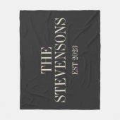 スタイリッシュクラシック家族の姓Est Date Black フリースブランケット (正面)