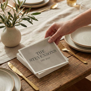 スタイリッシュクラシック家族の姓Est Date Taupe スタンダードカクテルナプキン