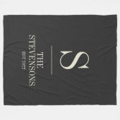 スタイリッシュクラシック家族モノグラムエストデイトブラック フリースブランケット (正面(横))