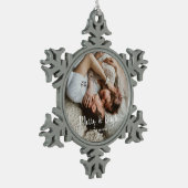 スタイリッシュクリスマスメリーの明るい家族の写真 スノーフレークピューターオーナメント (左)