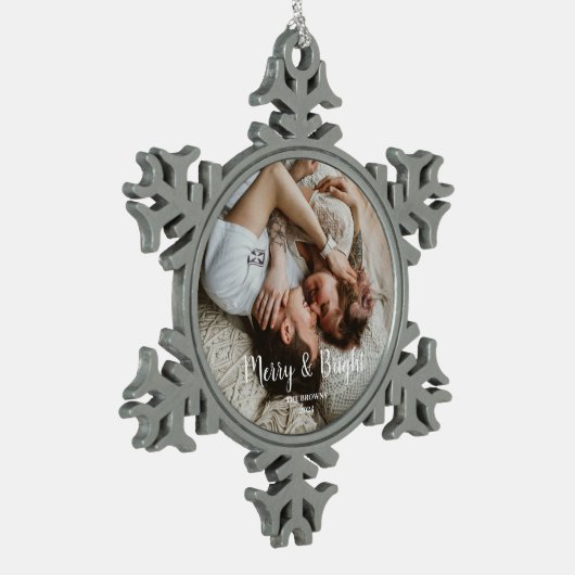 スタイリッシュクリスマスメリーの明るい家族の写真 スノーフレークピューターオーナメント (左)