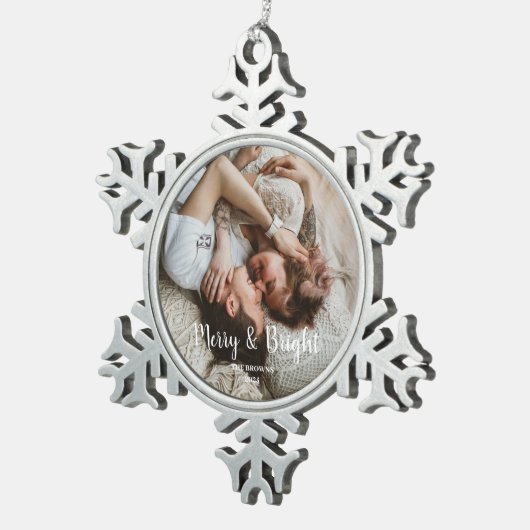 スタイリッシュクリスマスメリーの明るい家族の写真 スノーフレークピューターオーナメント (右)
