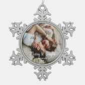 スタイリッシュクリスマスメリーの明るい家族の写真 スノーフレークピューターオーナメント (正面)