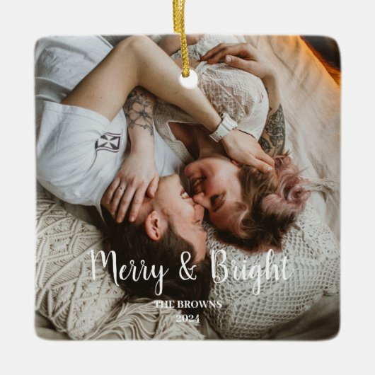 スタイリッシュクリスマスメリーの明るい家族の写真 セラミックオーナメント (正面)