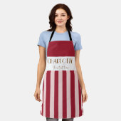 スタイリッシュストライプカラフルレトロ赤テンプレート エプロン (着用した状態)