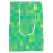 スタイリッシュトレンディーの数々の緑のピクセルパターン ミディアムペーパーバッグ (裏面)