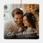 スタイリッシュトレンディークリスマスミニマルかわいいカップル写真 セラミックオーナメント (裏面)