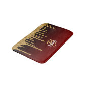 スタイリッシュトレンディーレッド金ゴールドグリッタードリップモノグラムの バスマット (アングル)