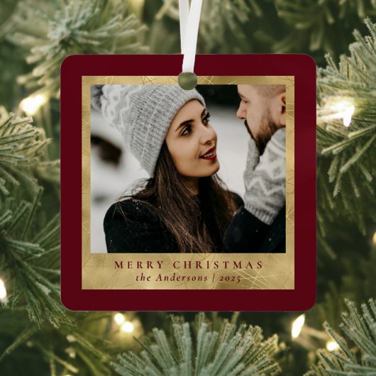 スタイリッシュトレンディーレッド&金ゴールドクリスマスカップルの写真 メタルオーナメント (インサイチュ)