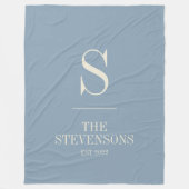 スタイリッシュファミリーモノグラムエストダスティブルー フリースブランケット (正面)