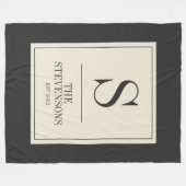 スタイリッシュファミリーモノグラムエスト白黒 フリースブランケット (正面(横))