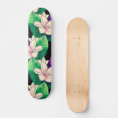 スタイリッシュプルメリアの花の熱帯緑の葉 スケートボード (正面)