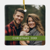 スタイリッシュモダンクリスマス – フォトイヤー緑ストライプ色 セラミックオーナメント (正面)