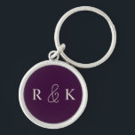 スタイリッシュモダン結婚パーソナライズされたs キーホルダー<br><div class="desc">濃厚な暗スタイリッシュエレガント紫の背景に軽いベージュのイニシャルを搭載したモダンパーソナライズされたモノグラムのキーチェーン。カップルに最適カスタムで、カップルのイニシャルを追加する今。</div>