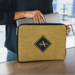 スタイリッシュモノグラムの金ゴールドグリッター ラップトップスリーブ<br><div class="desc">モダンneopreneラップトップスリーブはフェイク金ゴールドグリッターを特徴とし、ブラックフレームにカスタマイズ可能な名前とモノグラムを持つ。</div>