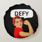 スタイリッシュヴィンテージ強い女性と編集可能なDefy文字 ラウンドクッション (裏面)