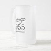 スタイリッシュヴィンテージ誕生日年 フロストグラスビールジョッキ (正面左)